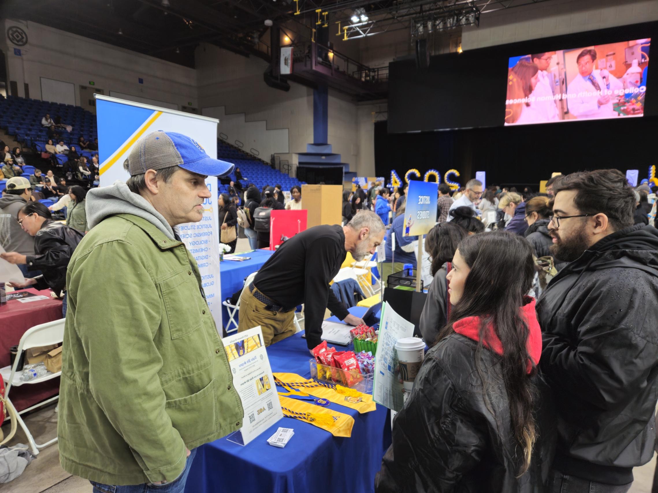 Professor Harold Peterson speaking with students at 司法研究学系 Booth during 承认斯巴达日 on 4/13/2024.